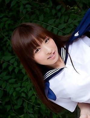 Maho Kimura undresses school uniform right in the park