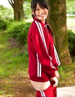 Tomoe Yamanaka babe takes sports pants off and exposes ass in garden