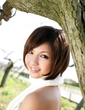Rina Nagasaki comes in white lingerie to play in nature