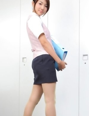 Naoho Ichihashi in tight skirt is a very attractive doll