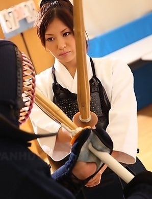 Kendo girl Jun Sena showing off