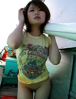 Pretty Japanese lady Miki Uemura