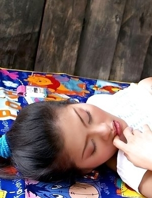 Two Asian lesbian Mona And Mind have fun each other with double dildo