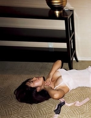 Neo babe with big cans loves showing sexy legs on walls