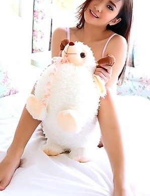 Hot girl Lolita Cheng masturbate on bed