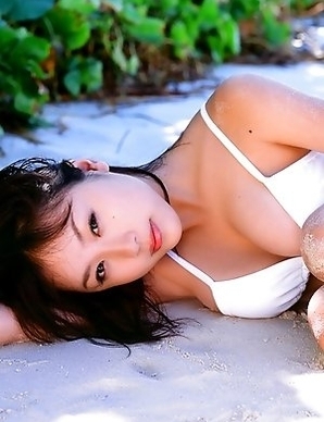 Mai Nishida is so happy to feel sun light on her sexy body