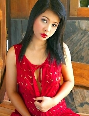 Check out this amazing video and enjoy watching alluring Hunju Sung as she poses for your eyes.