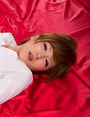 Oiled-up hairy pussy hottie Kaede Oshiro masturbates and cums real quick