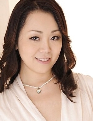Japan Yuna Yamami plays with big boobs and spreads the pussy labia.