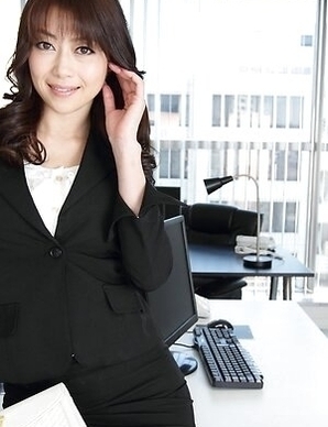 Slutty office lady Maki Hojo is amazingly sexy