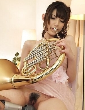 A fan fucks Kanako Iioka with his fingers while playing the horn