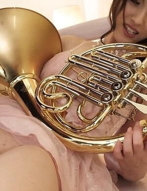 A fan fucks Kanako Iioka with his fingers while playing the horn