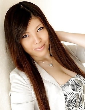 Erena Tokiwa bares her big tits