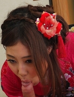 Kimono lady Yui Shiina on her knees sucking a cock