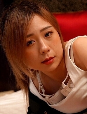 Lin Siyu and friend go for a ride to a hotel where they fuck