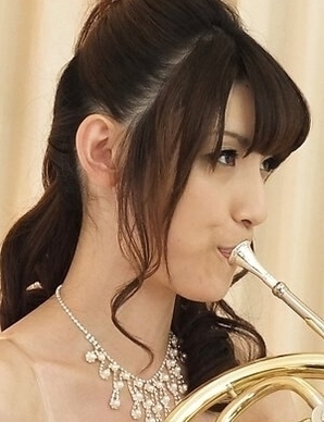 A fan fucks Kanako Iioka with his fingers while playing the horn