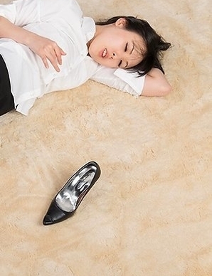 Leggy babe Natsuki Yokoyama jerking this dude's cock with her perfect toes