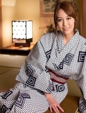 Welcome to our new kimono lady Akari Asayiri