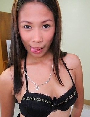 Petite Filipina Kiana