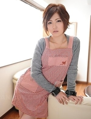 Kaede Oshiro with busy mouth shows sexy legs